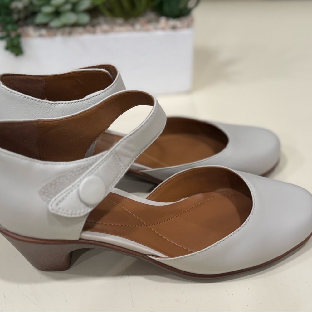 Easy Spirit Gray Heels with Classic Mary Jane Design